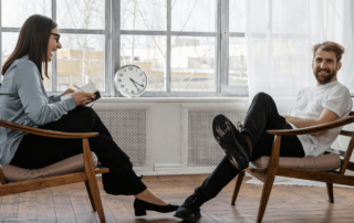 Coaching conversation between two people – GROW model in practice